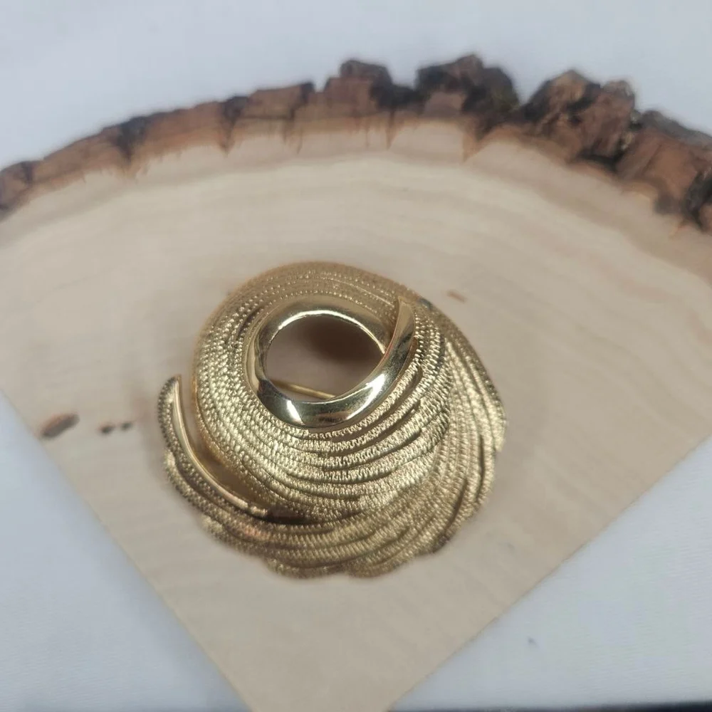 Monet Vintage Gold Tone Swirl Brooch Pin EUC 1.5